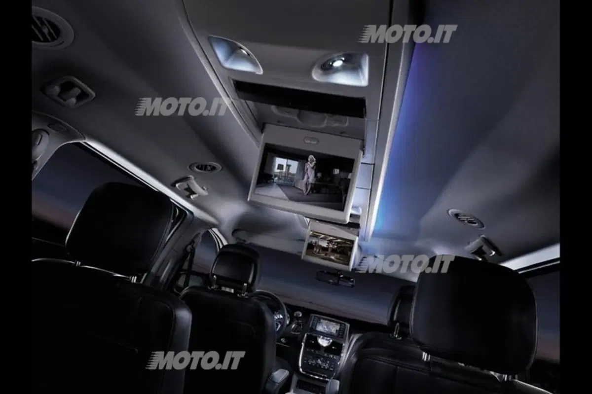 Lancia Voyager: ora con 2.8 diesel da 178 CV e V6 Pentastar da 283 CV (4)