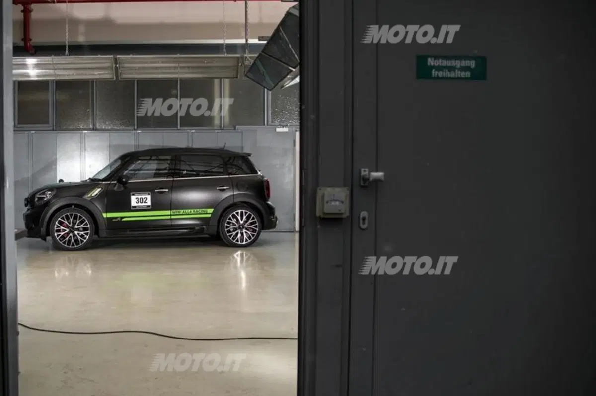 Mini John Cooper Works Countryman ALL4 Dakar Winner 2013 (6)