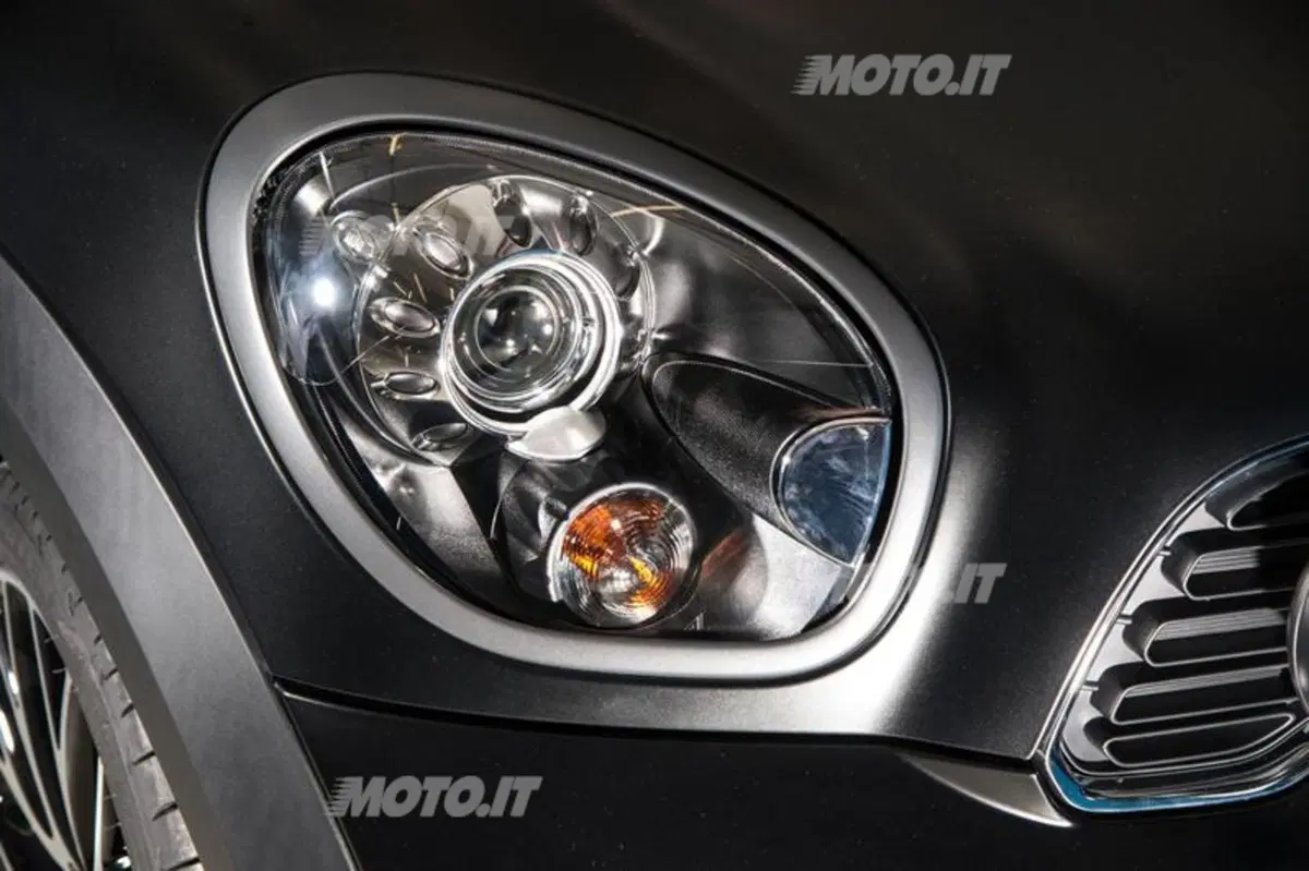 Mini John Cooper Works Countryman ALL4 Dakar Winner 2013 (12)