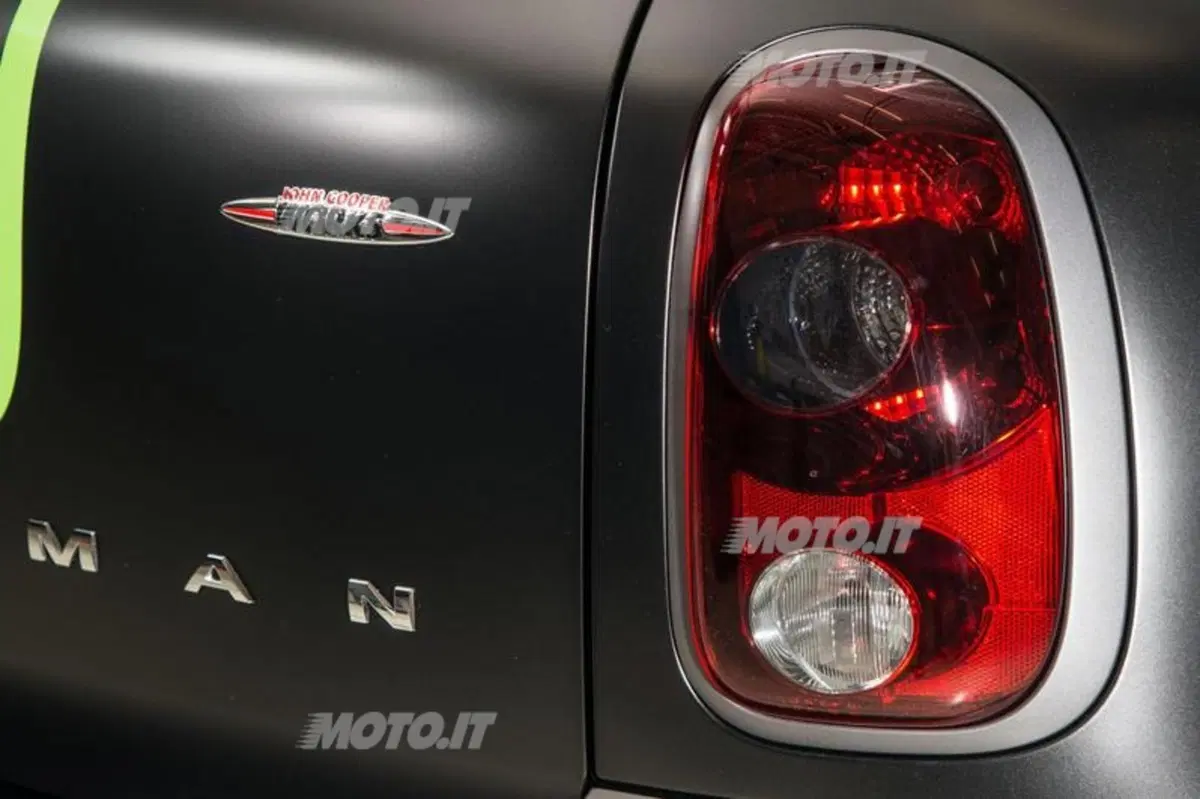 Mini John Cooper Works Countryman ALL4 Dakar Winner 2013 (17)