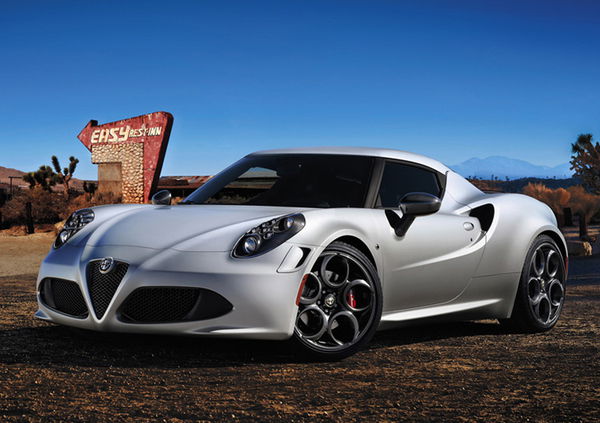 Alfa Romeo 4C: 240 CV, 895 Kg e... niente servosterzo