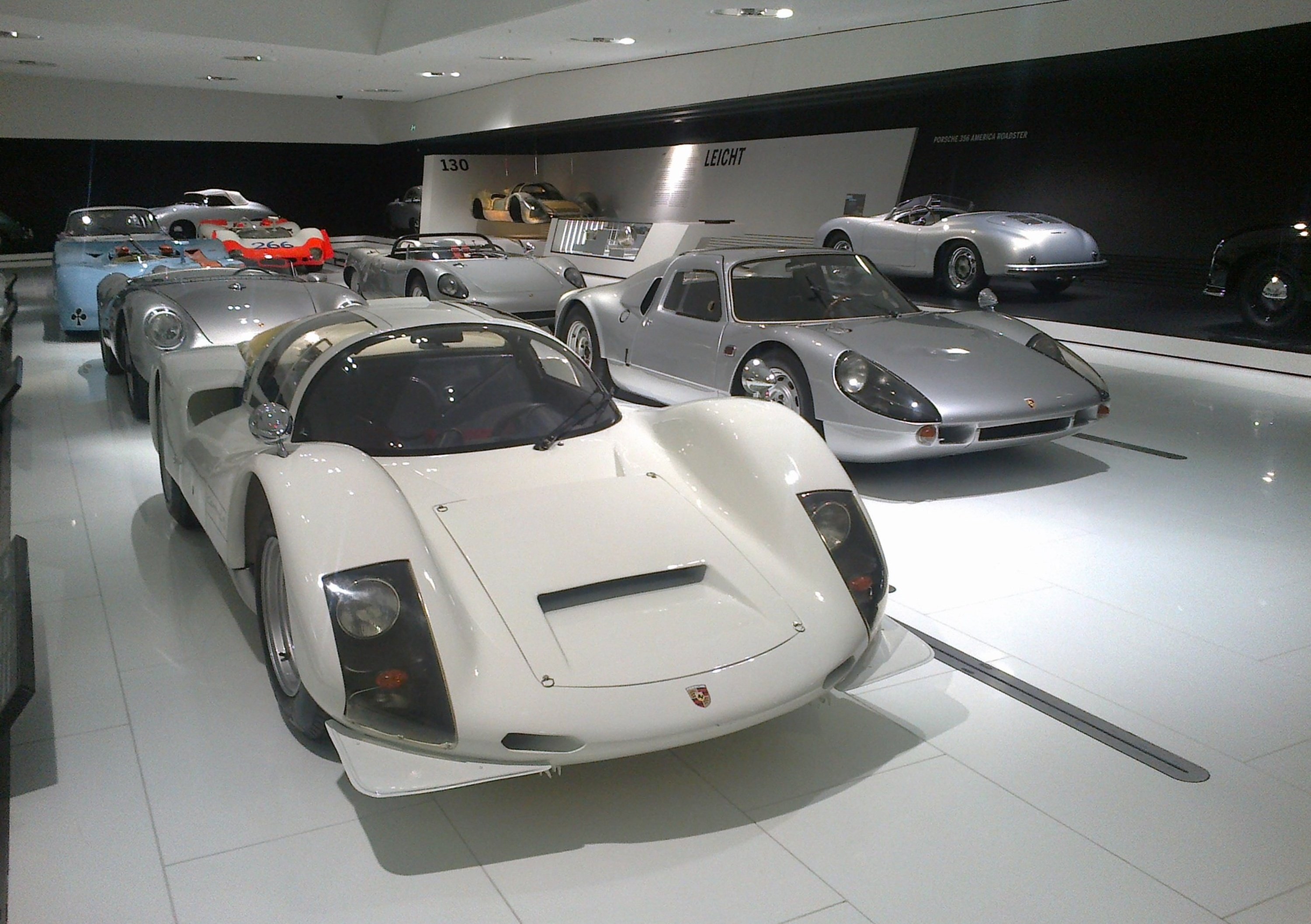 Porsche: la 911 compie 50 anni, visita al Museo di Stoccarda