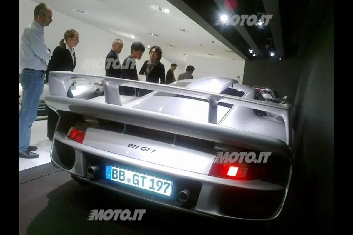 Porsche: la 911 compie 50 anni, visita al Museo di Stoccarda