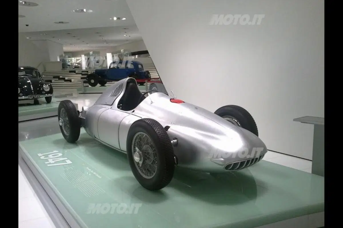 Porsche: la 911 compie 50 anni, visita al Museo di Stoccarda (2)