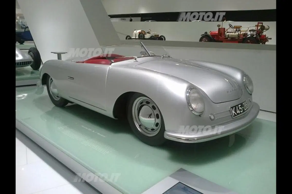 Porsche: la 911 compie 50 anni, visita al Museo di Stoccarda (3)