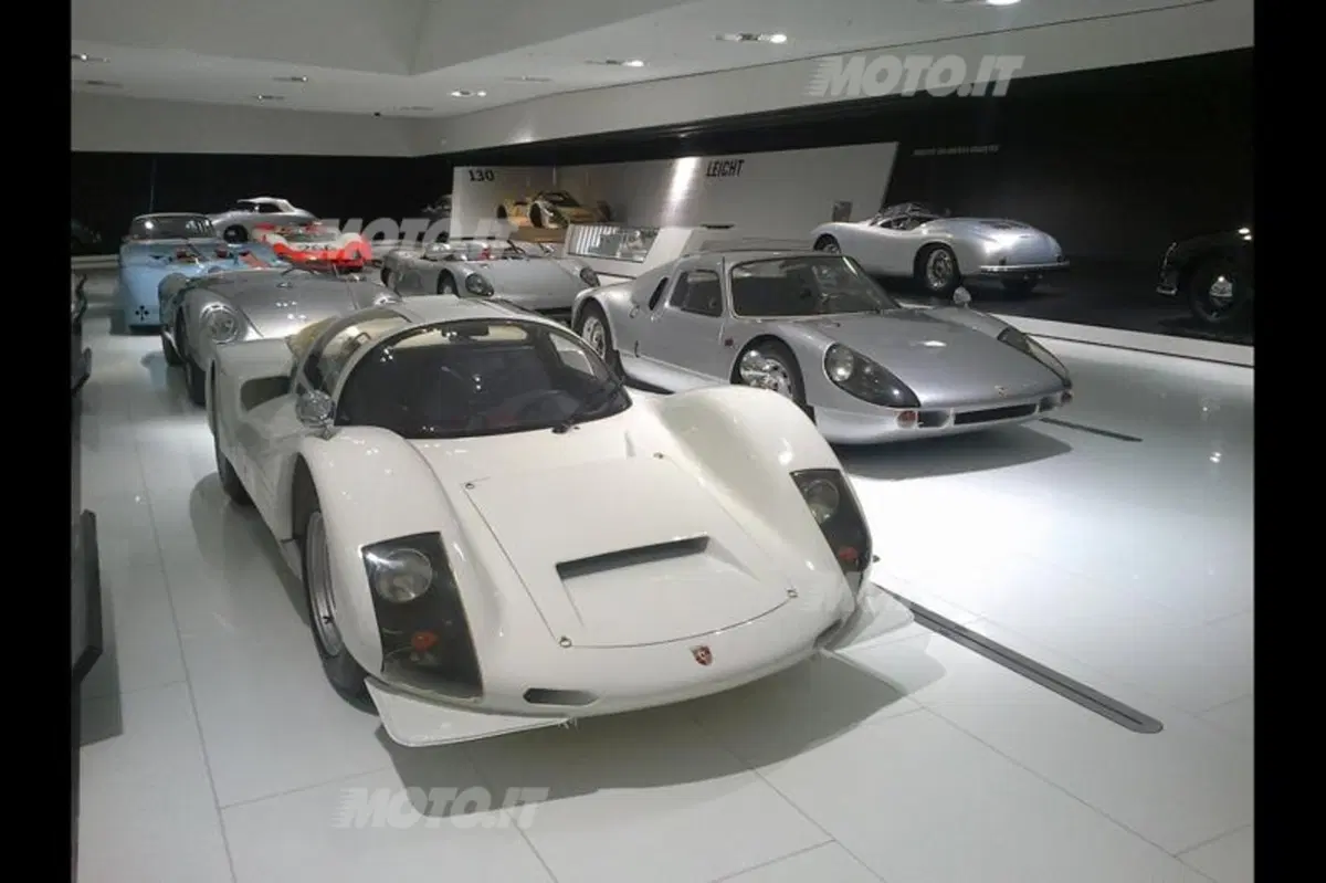 Porsche: la 911 compie 50 anni, visita al Museo di Stoccarda (4)