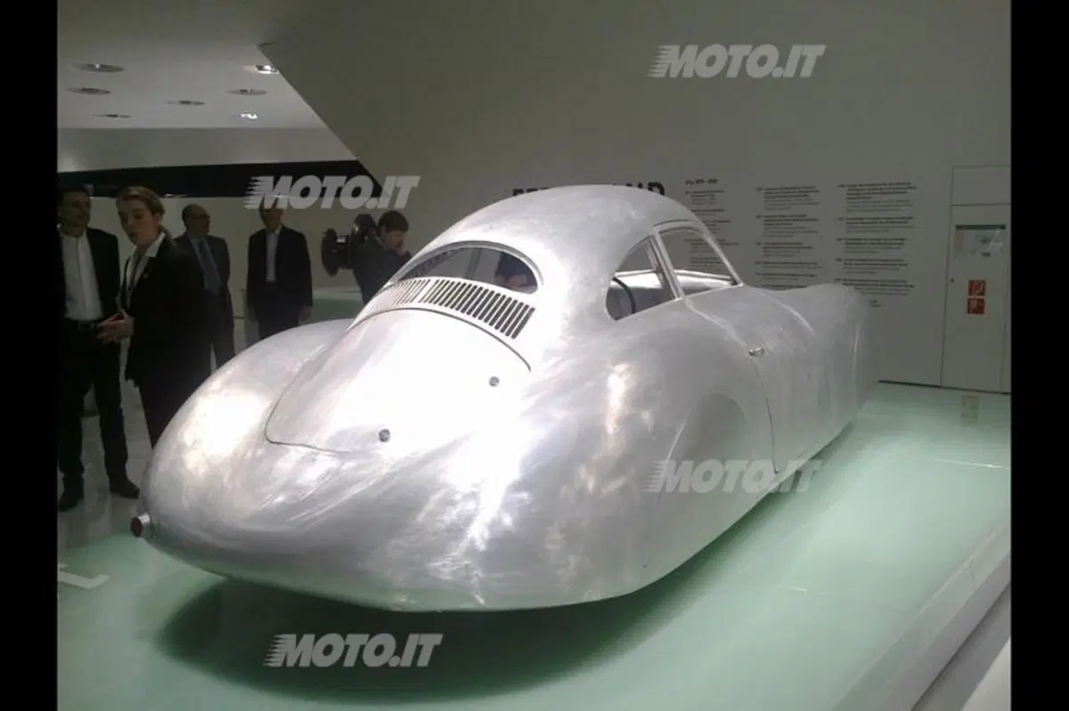 Porsche: la 911 compie 50 anni, visita al Museo di Stoccarda (5)