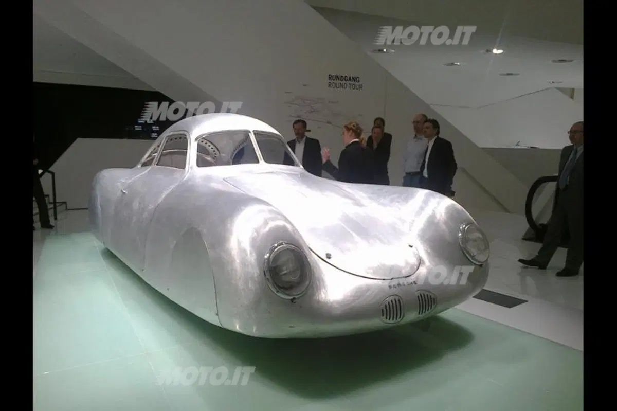 Porsche: la 911 compie 50 anni, visita al Museo di Stoccarda (6)