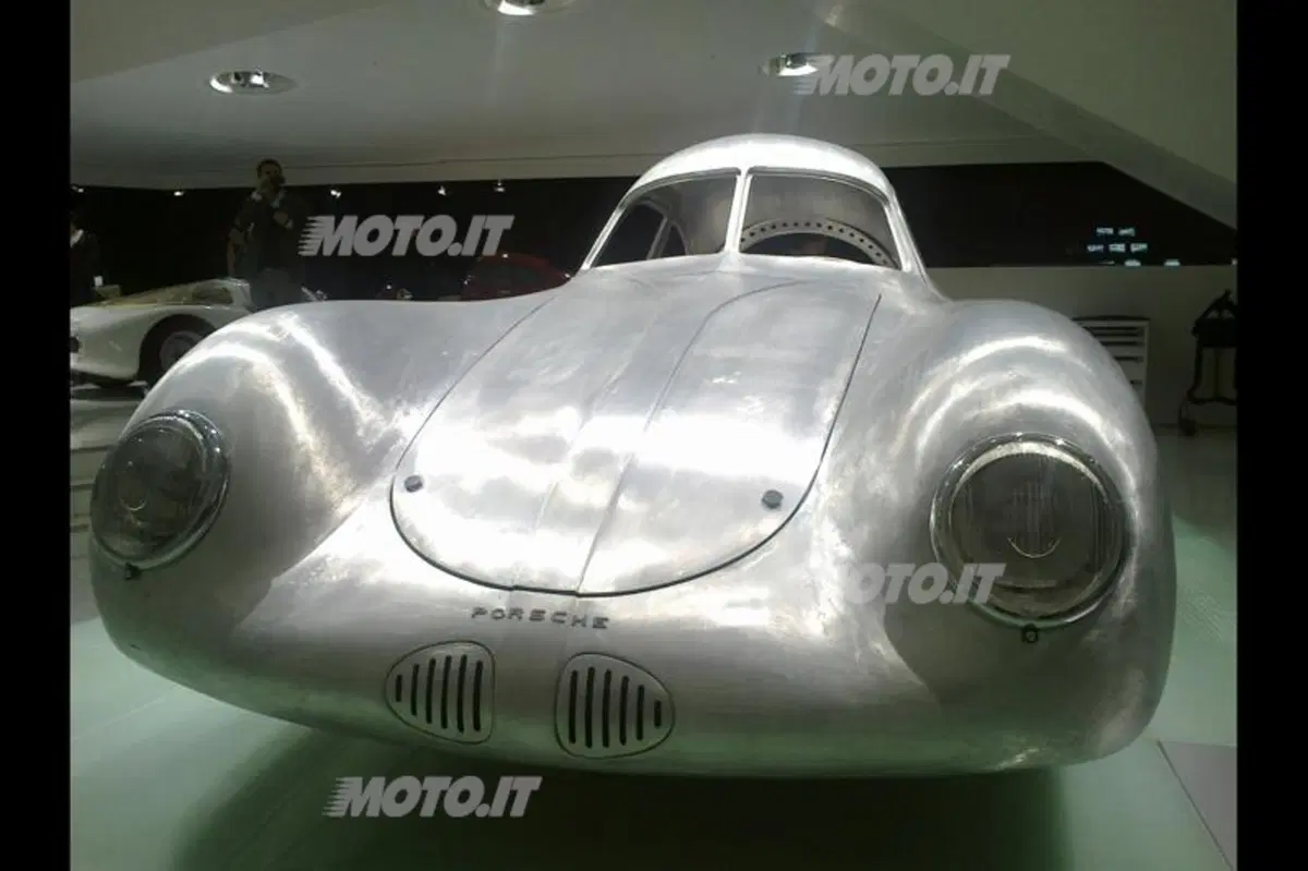 Porsche: la 911 compie 50 anni, visita al Museo di Stoccarda (8)