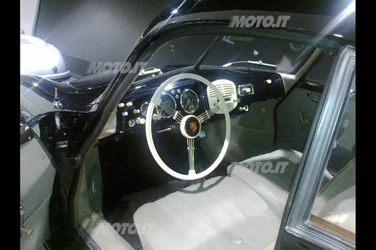 Porsche: la 911 compie 50 anni, visita al Museo di Stoccarda (18)