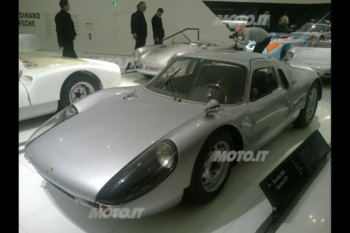Porsche: la 911 compie 50 anni, visita al Museo di Stoccarda (19)
