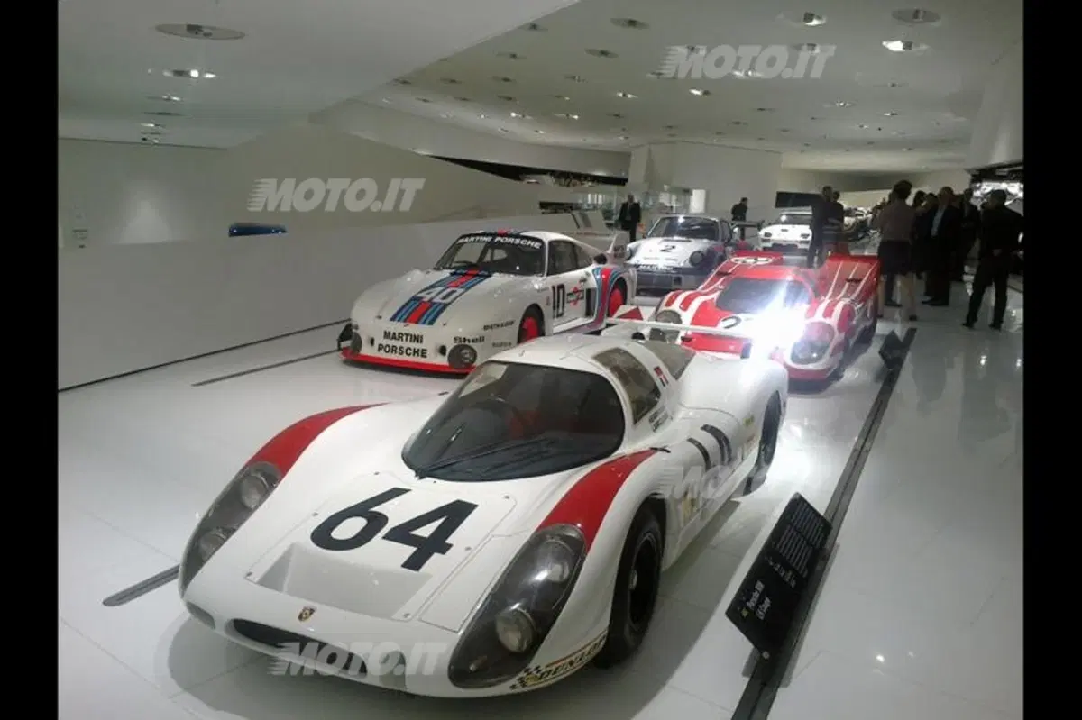 Porsche: la 911 compie 50 anni, visita al Museo di Stoccarda (29)