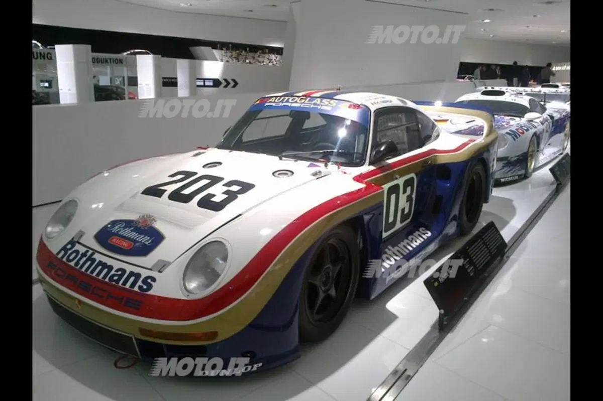 Porsche: la 911 compie 50 anni, visita al Museo di Stoccarda (35)