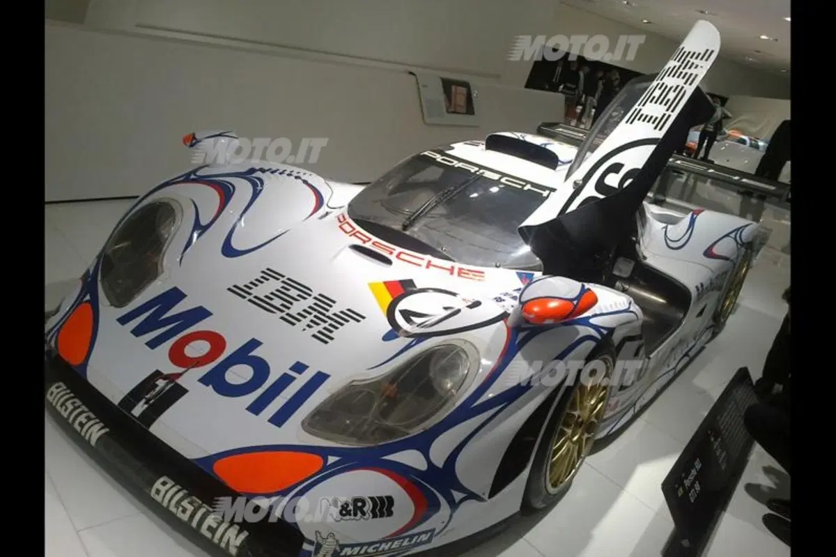 Porsche: la 911 compie 50 anni, visita al Museo di Stoccarda (37)