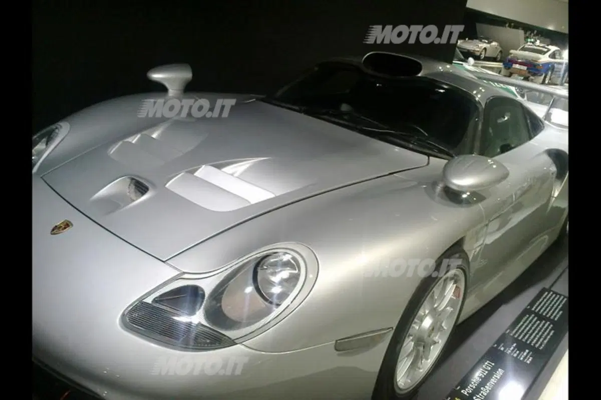 Porsche: la 911 compie 50 anni, visita al Museo di Stoccarda (47)