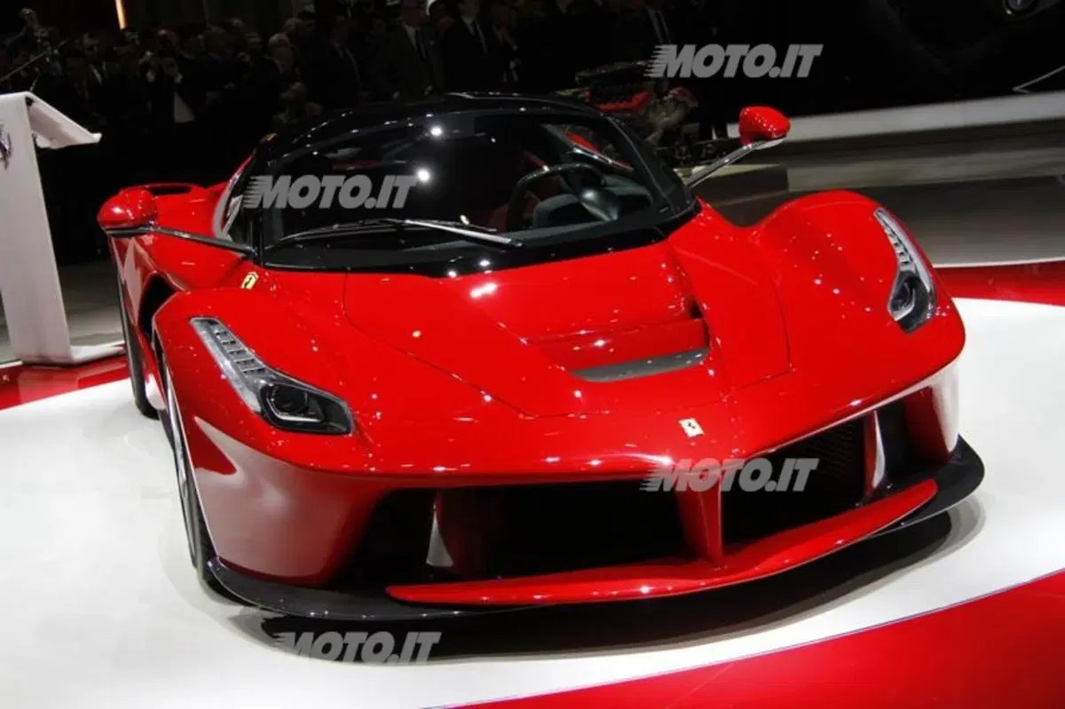 LaFerrari: ecco il primo video che la mostra in azione tra i cordoli. Che sound! (4)