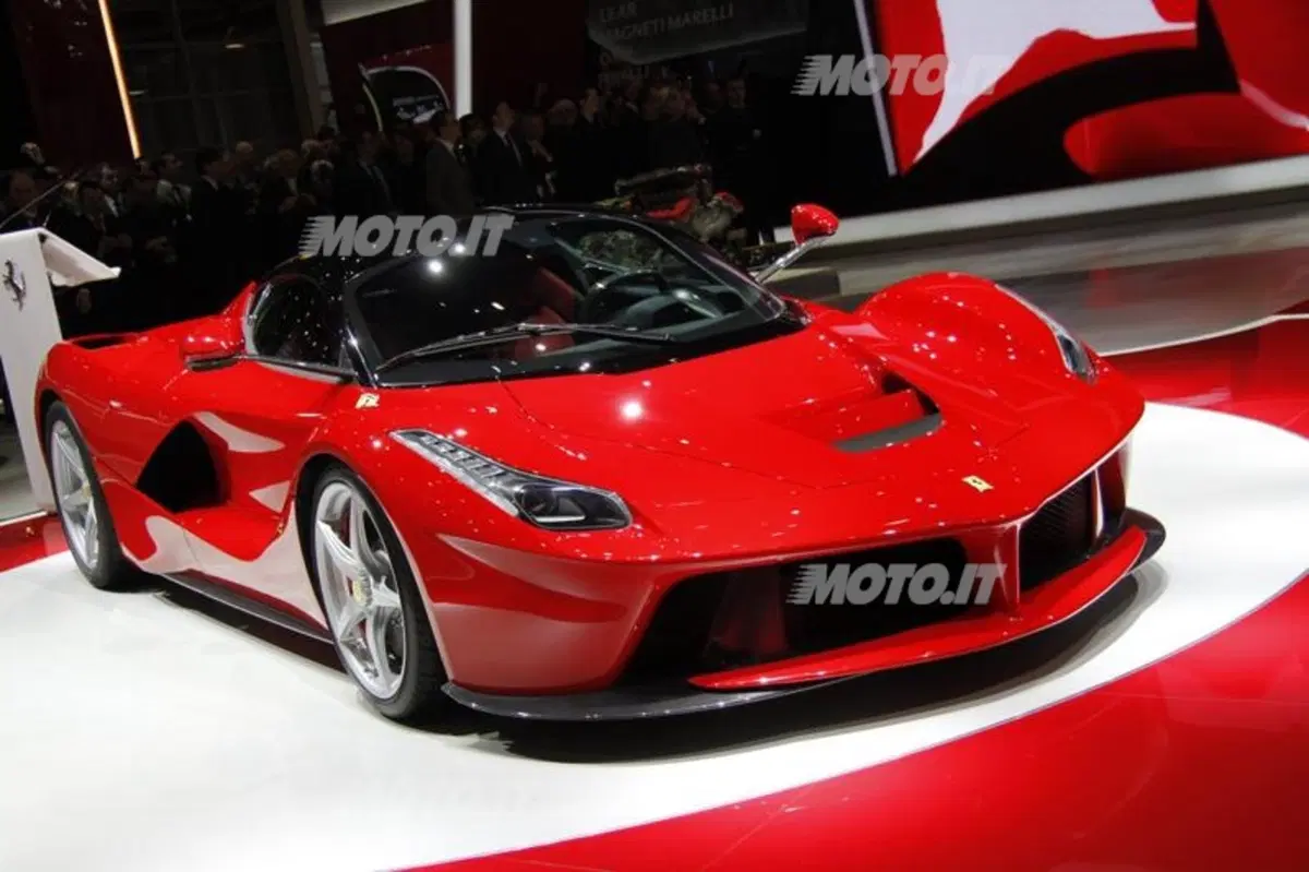 LaFerrari: ecco il primo video che la mostra in azione tra i cordoli. Che sound! (5)