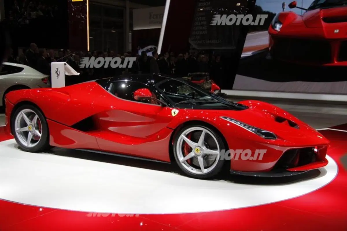 LaFerrari: ecco il primo video che la mostra in azione tra i cordoli. Che sound! (6)