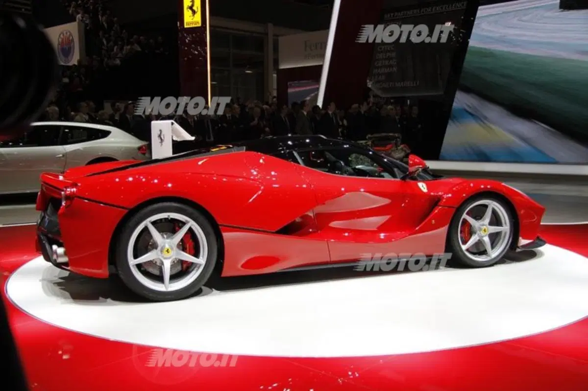 LaFerrari: ecco il primo video che la mostra in azione tra i cordoli. Che sound! (7)