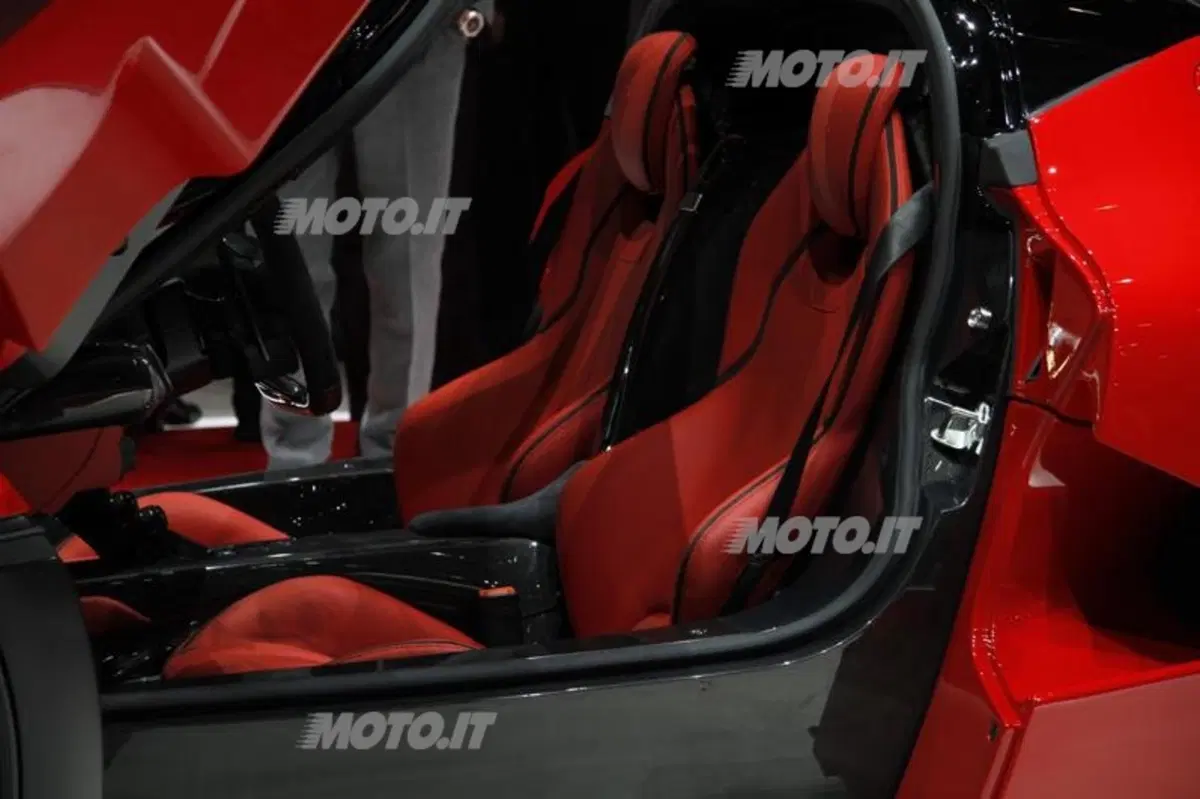 LaFerrari: ecco il primo video che la mostra in azione tra i cordoli. Che sound! (17)