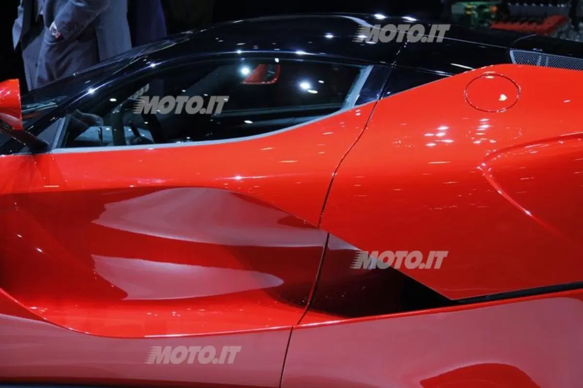 LaFerrari: ecco il primo video che la mostra in azione tra i cordoli. Che sound! (18)