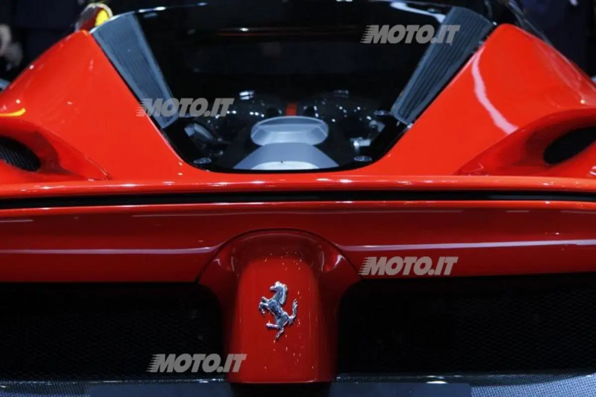LaFerrari: ecco il primo video che la mostra in azione tra i cordoli. Che sound! (19)