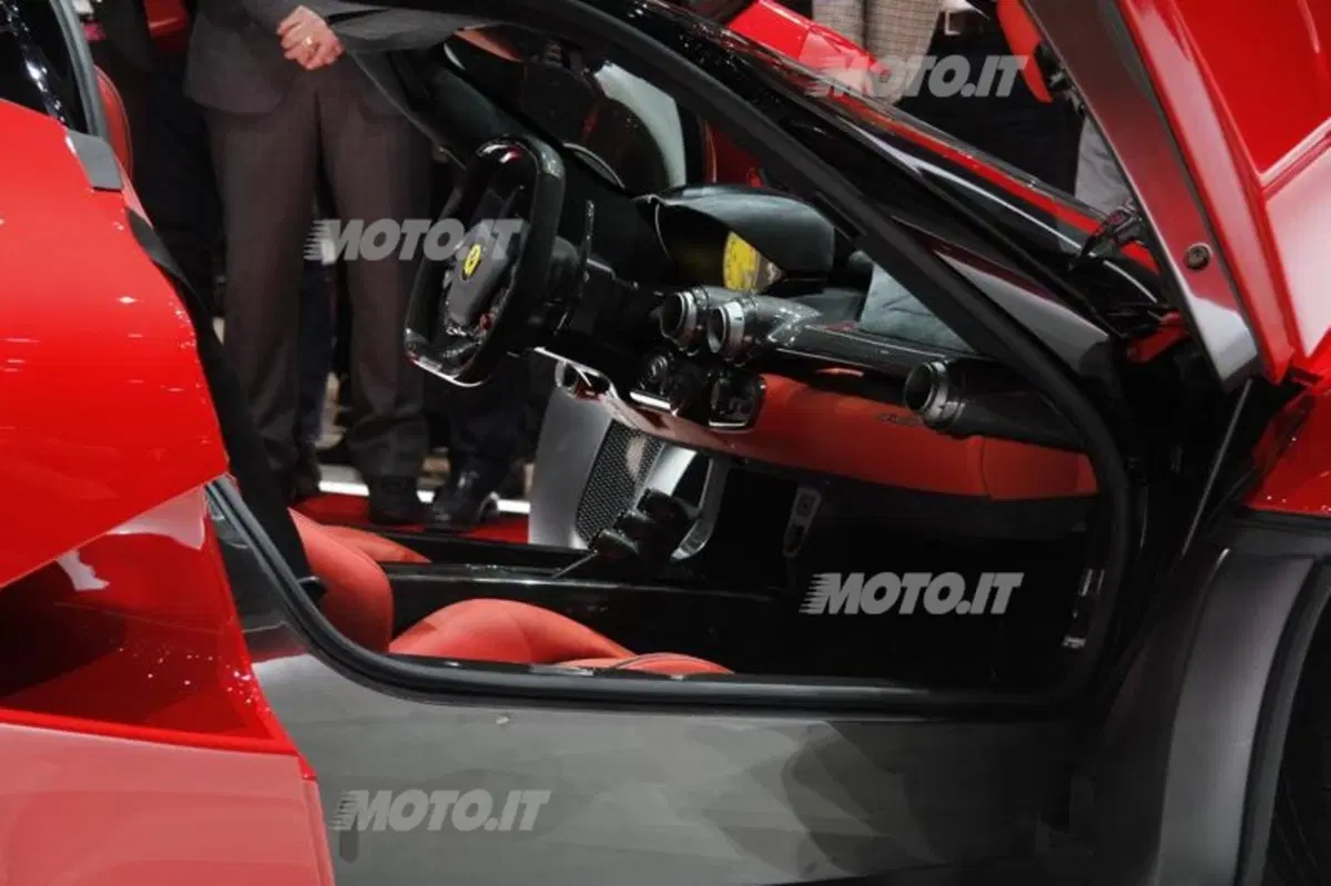 LaFerrari: ecco il primo video che la mostra in azione tra i cordoli. Che sound! (20)