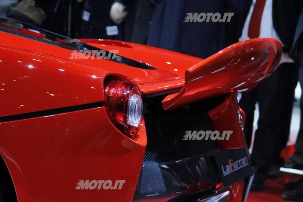 LaFerrari: ecco il primo video che la mostra in azione tra i cordoli. Che sound! (21)