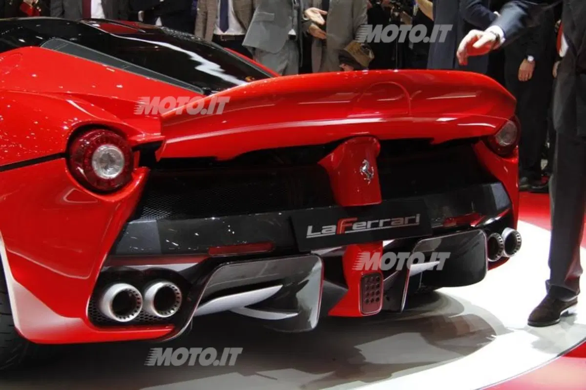 LaFerrari: ecco il primo video che la mostra in azione tra i cordoli. Che sound! (22)