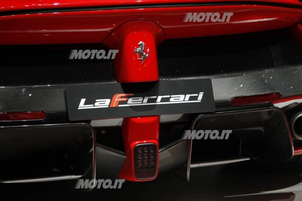 LaFerrari: ecco il primo video che la mostra in azione tra i cordoli. Che sound! (23)