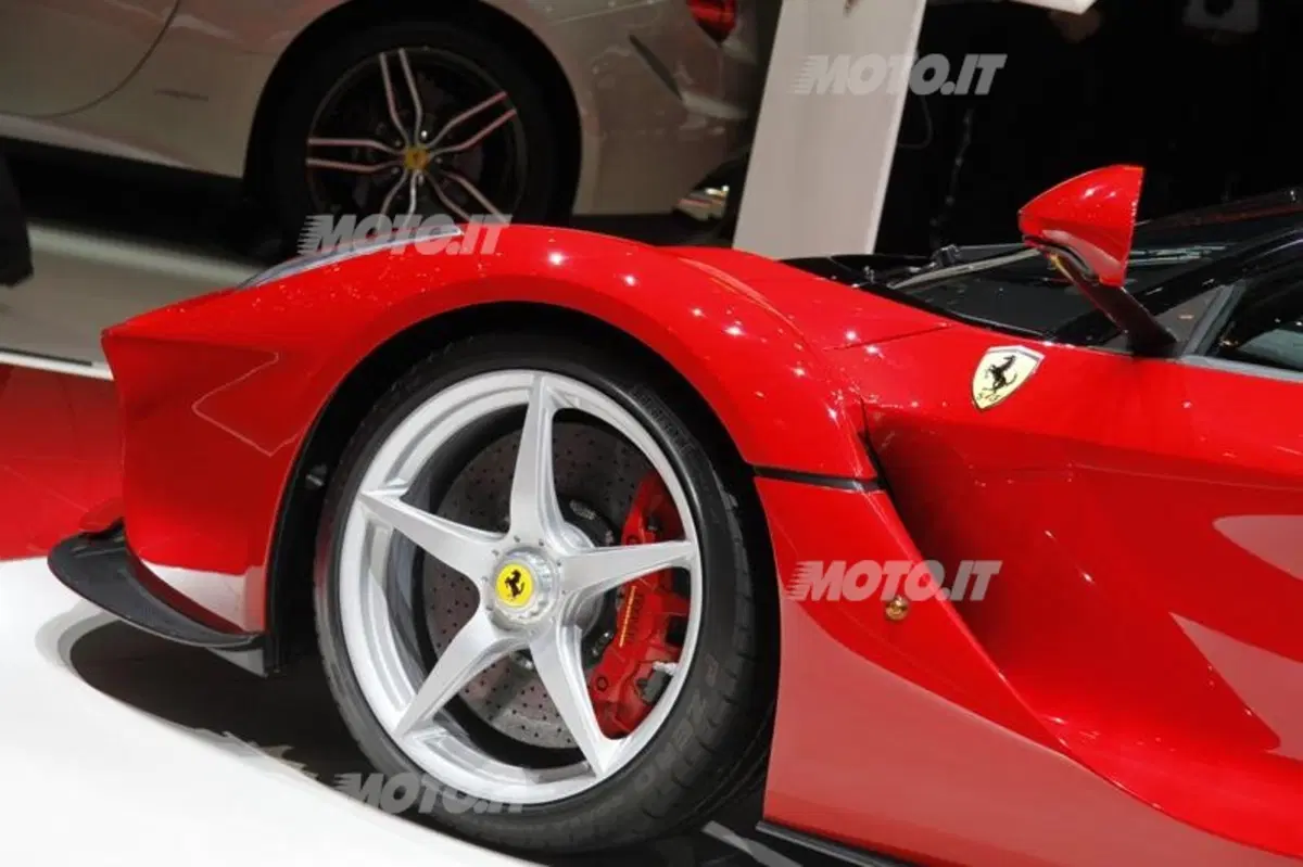 LaFerrari: ecco il primo video che la mostra in azione tra i cordoli. Che sound! (25)