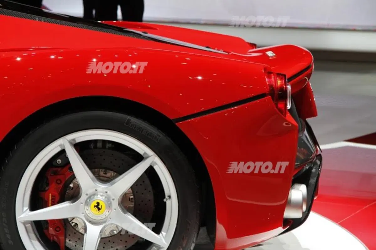 LaFerrari: ecco il primo video che la mostra in azione tra i cordoli. Che sound! (26)