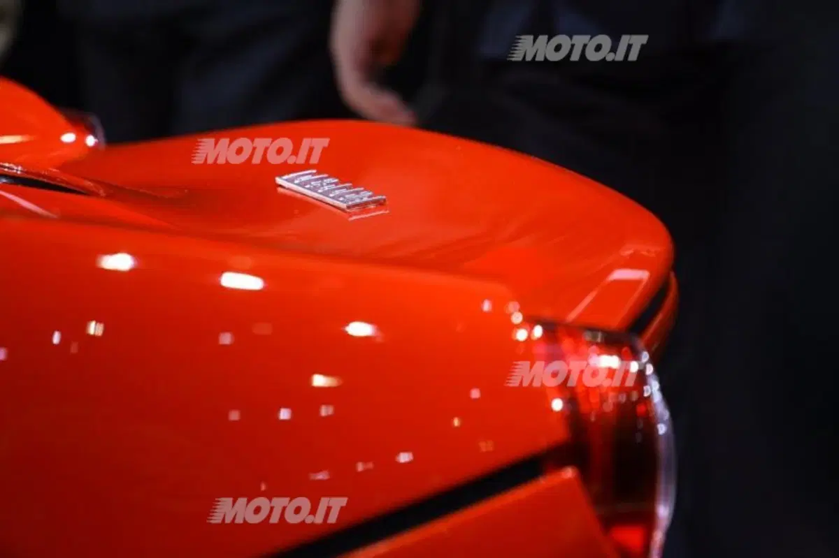 LaFerrari: ecco il primo video che la mostra in azione tra i cordoli. Che sound! (32)