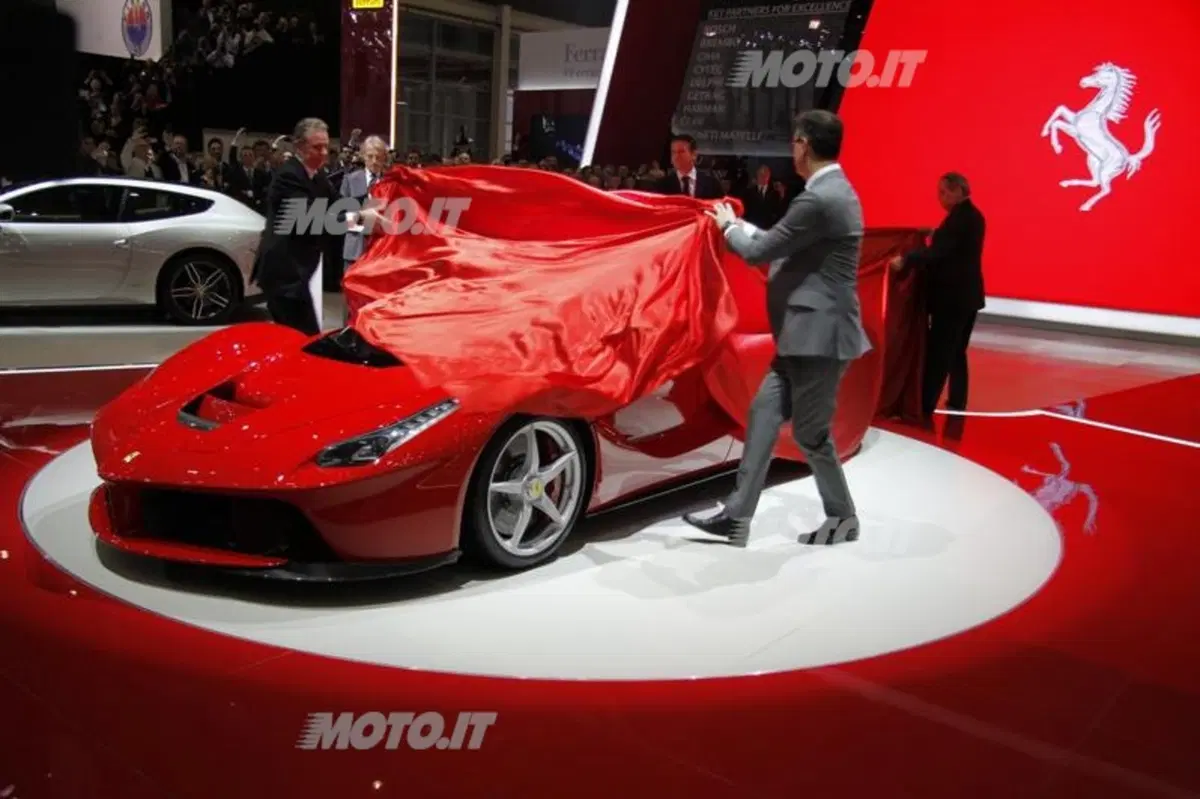 LaFerrari: ecco il primo video che la mostra in azione tra i cordoli. Che sound! (48)