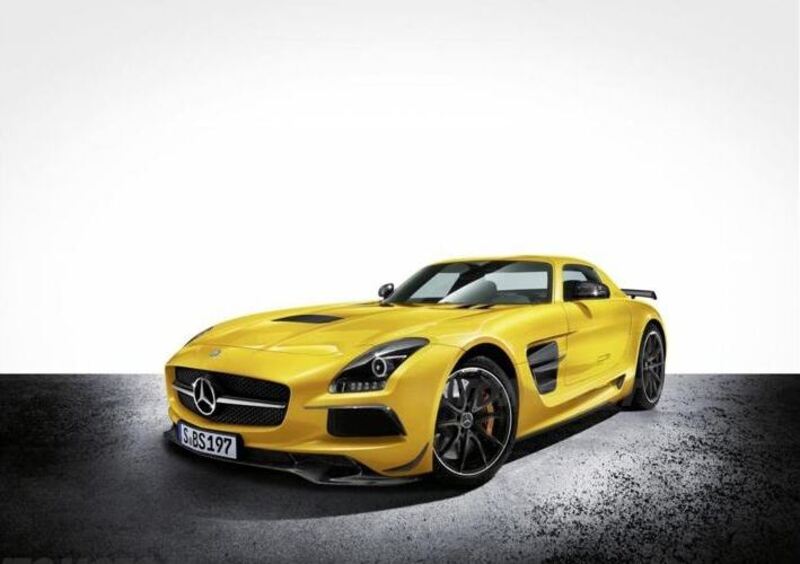 La Mercedes-Benz SLS AMG Coup&eacute; Black Series &egrave; gommata Michelin