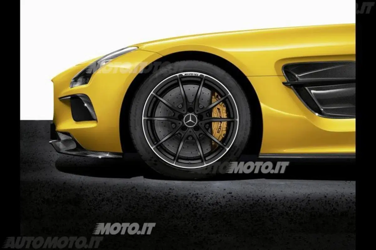 La Mercedes-Benz SLS AMG Coupé Black Series è gommata Michelin (5)