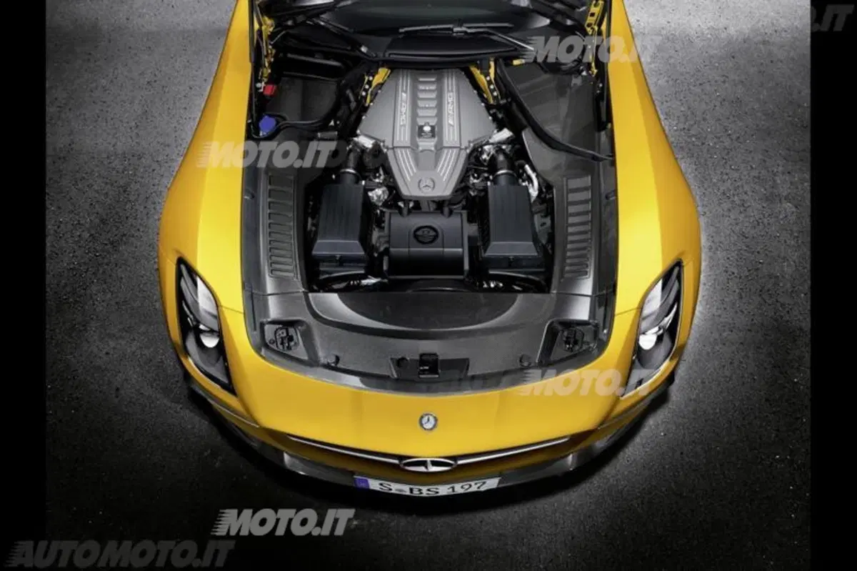 La Mercedes-Benz SLS AMG Coupé Black Series è gommata Michelin (7)