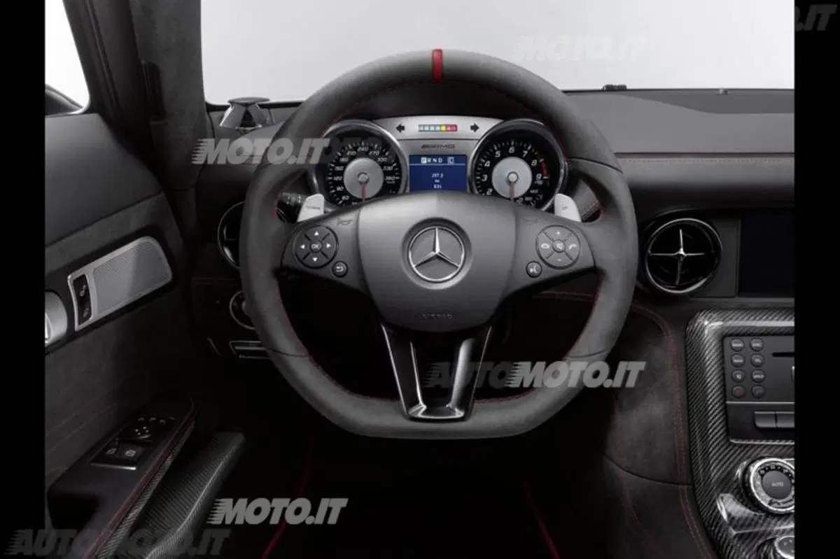 La Mercedes-Benz SLS AMG Coupé Black Series è gommata Michelin (8)