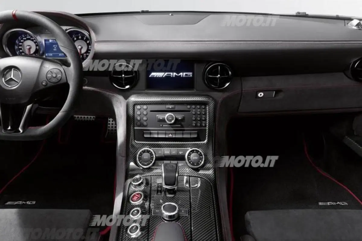 La Mercedes-Benz SLS AMG Coupé Black Series è gommata Michelin (9)