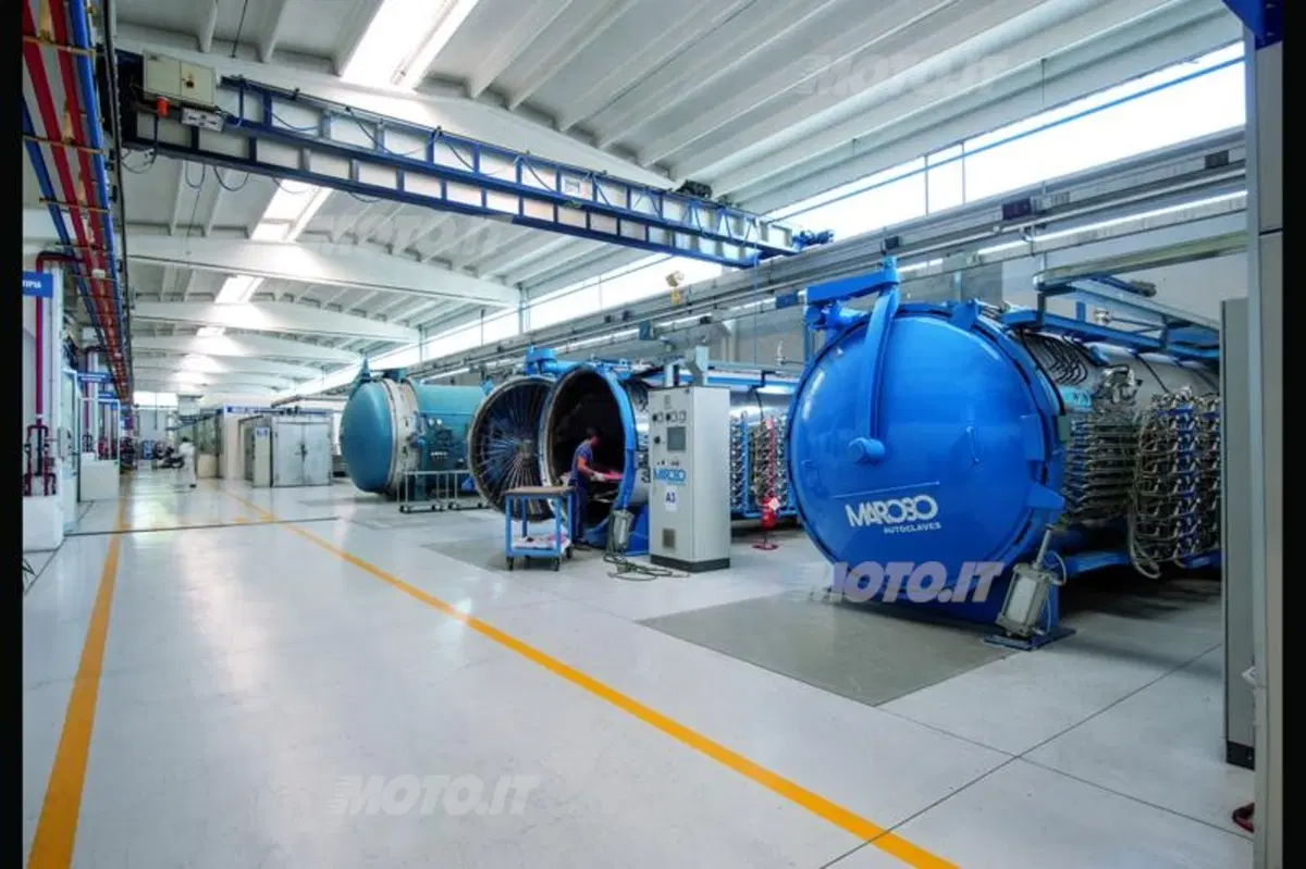 Sparco: come nascono le componenti in fibra di carbonio (6)