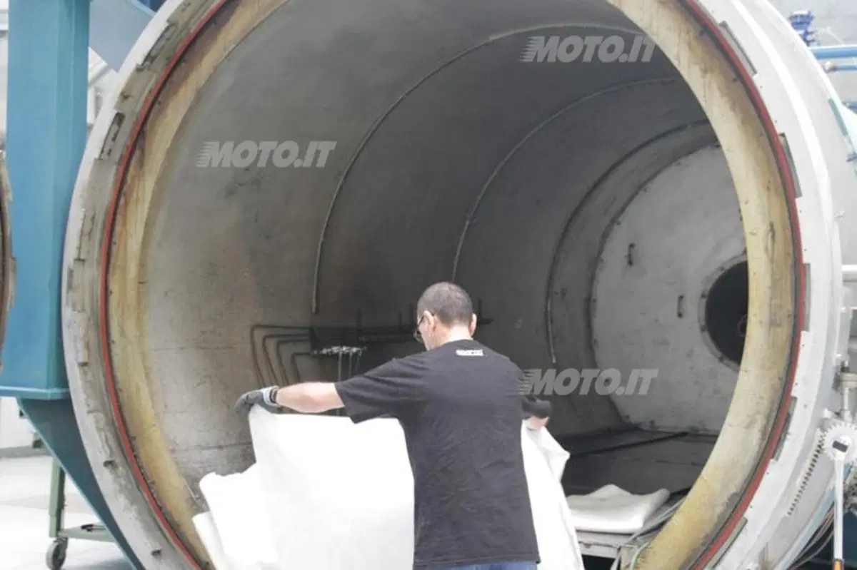 Sparco: come nascono le componenti in fibra di carbonio (9)