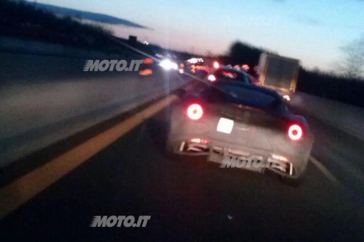 Alfa Romeo 4C sorpresa in azione su strada