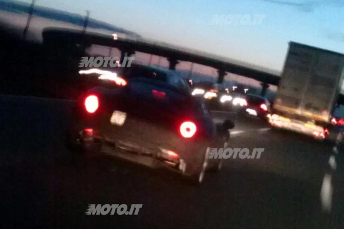 Alfa Romeo 4C sorpresa in azione su strada (2)
