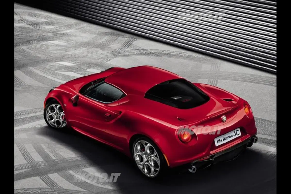 Alfa Romeo 4C sorpresa in azione su strada (11)