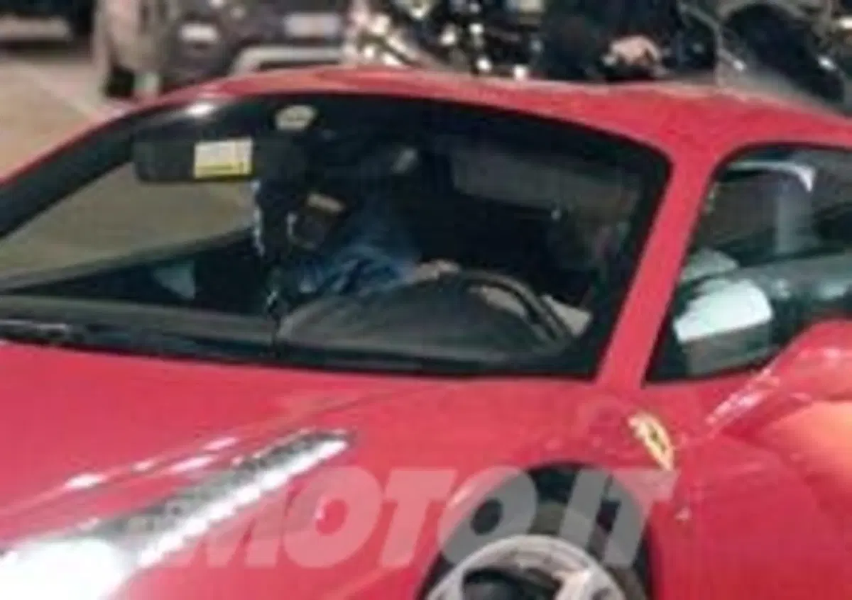 Mario Balotelli: eccolo al volante della Ferrari 458 Italia (2)