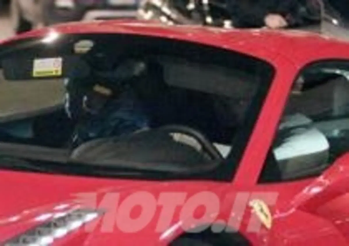 Mario Balotelli: eccolo al volante della Ferrari 458 Italia (3)
