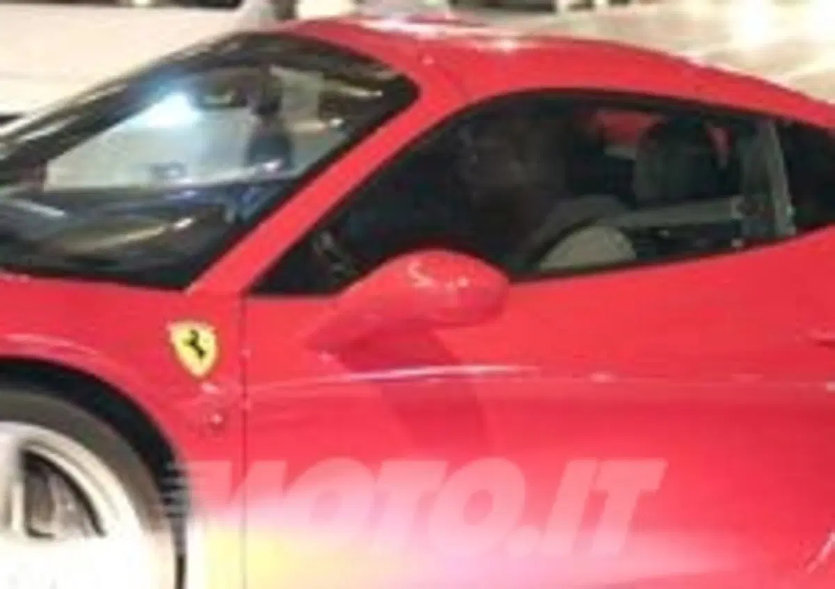 Mario Balotelli: eccolo al volante della Ferrari 458 Italia (4)