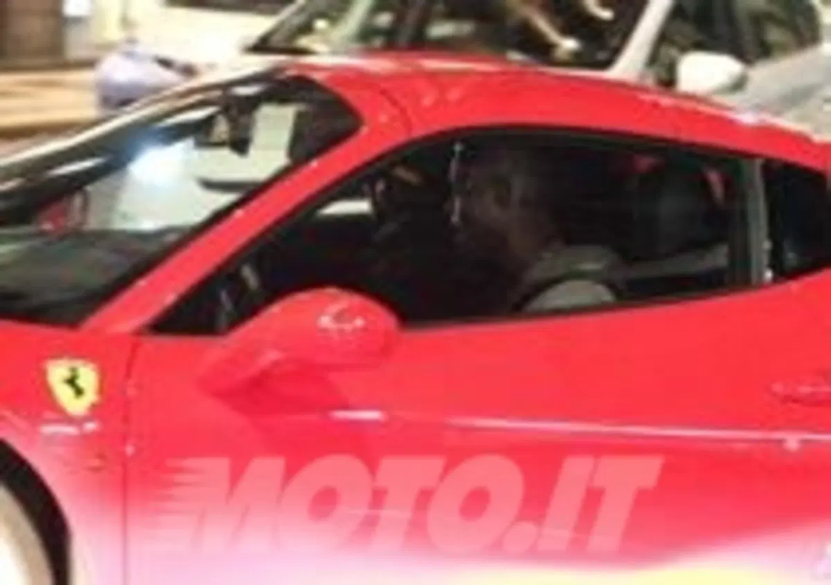 Mario Balotelli: eccolo al volante della Ferrari 458 Italia (5)