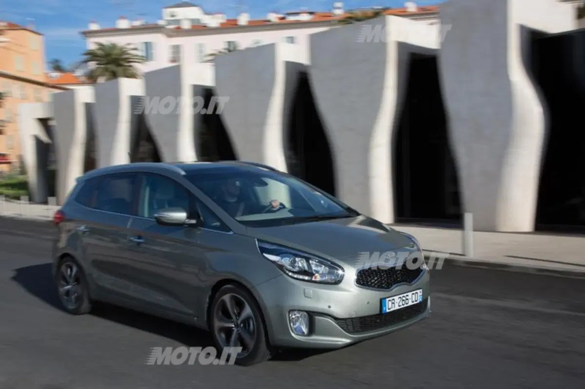 Kia Carens (4)