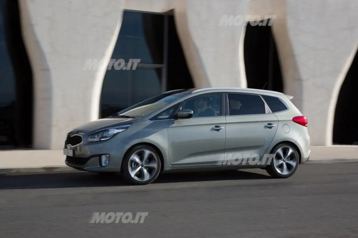 Kia Carens (5)